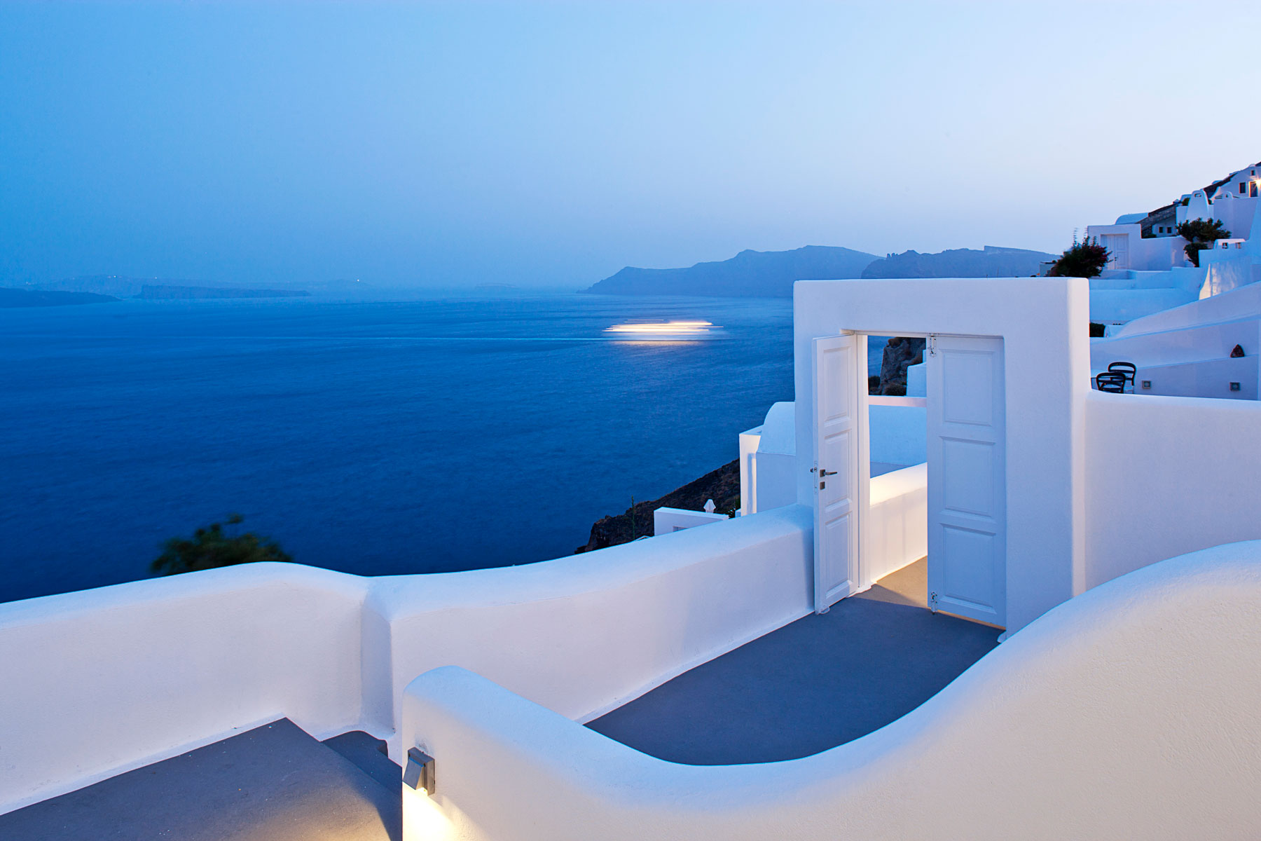 Wedding planning for exquisite destination weddings in Santorini, Greece